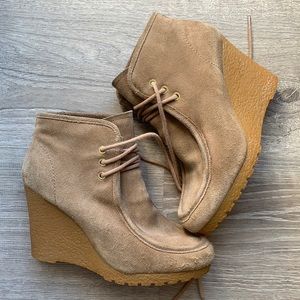 NWOT Michael Kors Rory bootie Tan Suede Lace up Wedge heel